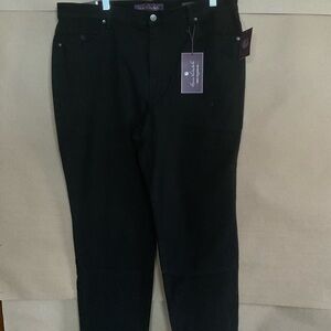 Gloria Vanderbilt Black tapered leg. NWT Classic rise. Size 16W.